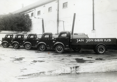 811695 Afbeelding van enkele kipvrachtwagens, op het terrein van - en geproduceerd door de Carrosserie- en ...